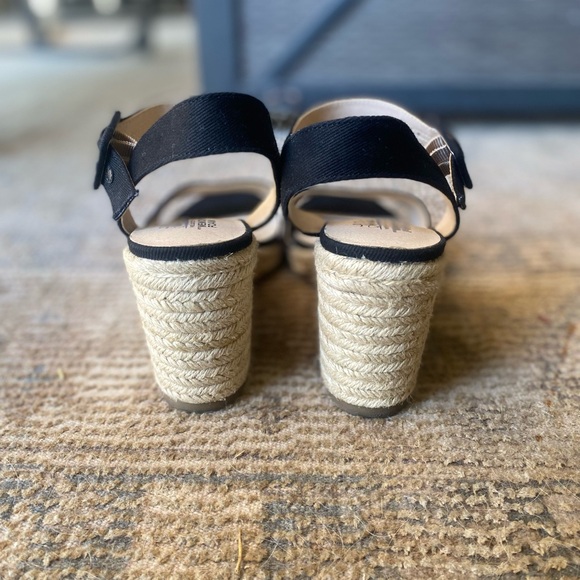 Lifestride memory foam black and tan Esmeralda wedge w/ heel strap size 8 - Picture 3 of 5